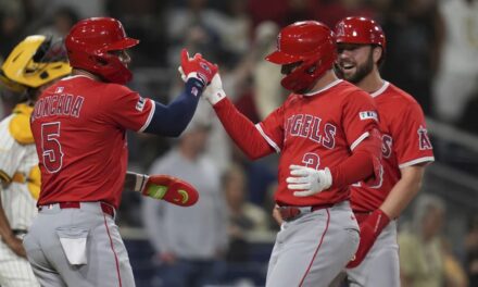 Grand slam de Taylor Ward corona una novena entrada de seis carreras y Angelinos vencen 9-5 a Padres
