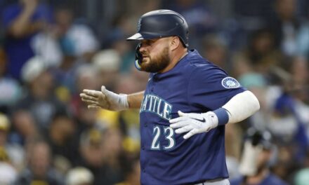 Tres jonrones dan a Mariners victoria 5-1 sobre Padres