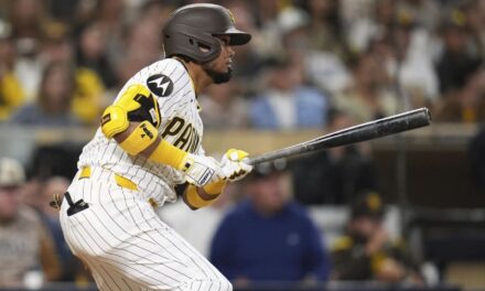Arráez impulsa carreras del empate y la ventaja en remontada de los Padres, que vencen 8-6 a Marlins