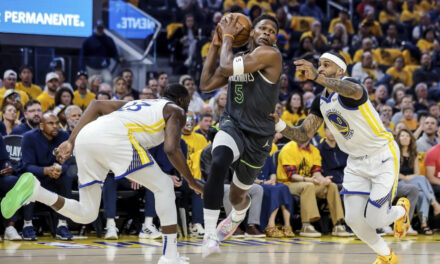 Edwards y Randle guían a Wolves a triunfo 102-97 sobre Warriors para adelantarse 2-1 en la serie