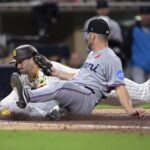 Tyler Wade anota carrera de la victoria con wild pitch en la 11ma y Padres vencen 4-3 a Marlins