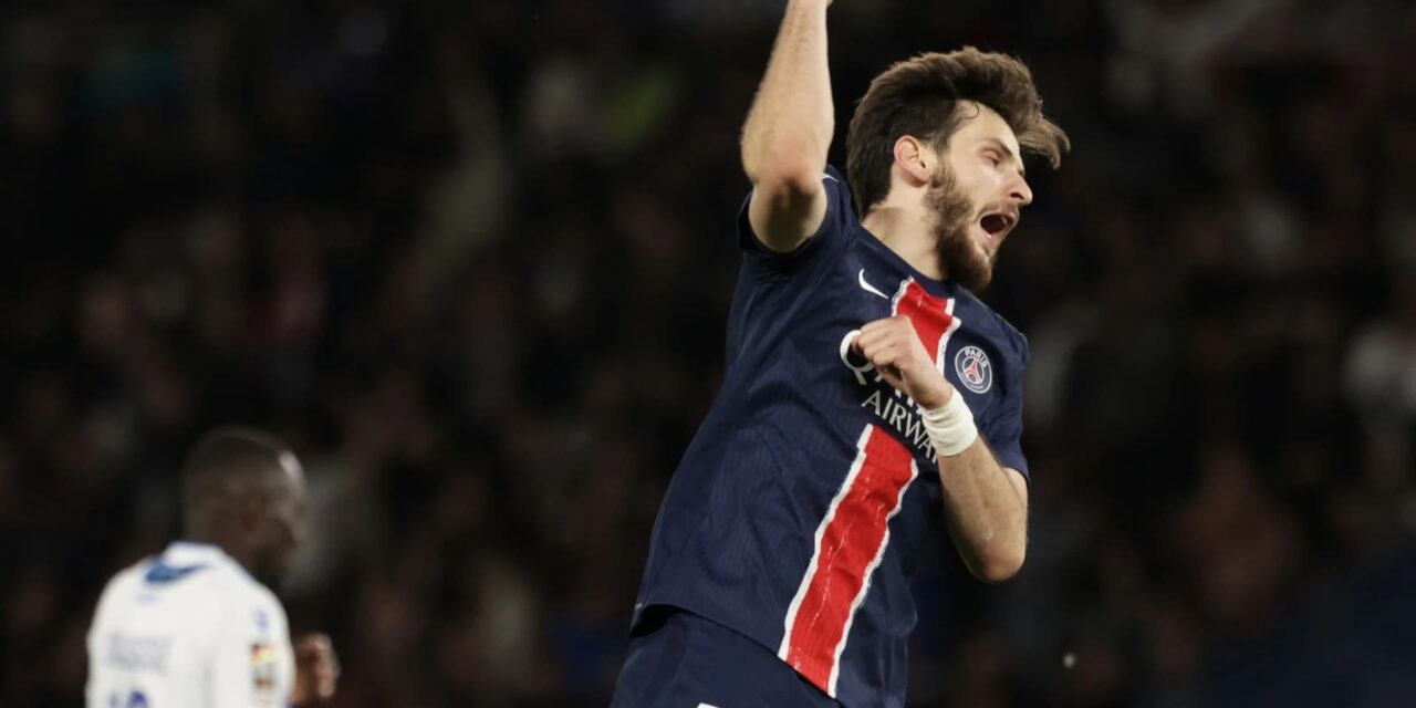 Kvaratskhelia calienta motores en un ‘entrenamiento’ del PSG