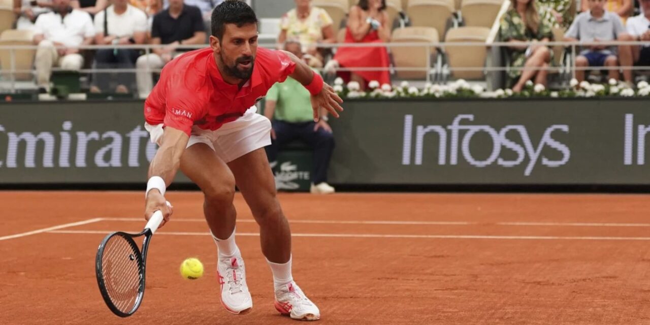 Novak Djokovic gana con facilidad en un partido en el que destacaron los festejos de la Champions
