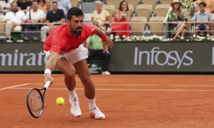 Novak Djokovic gana con facilidad en un partido en el que destacaron los festejos de la Champions