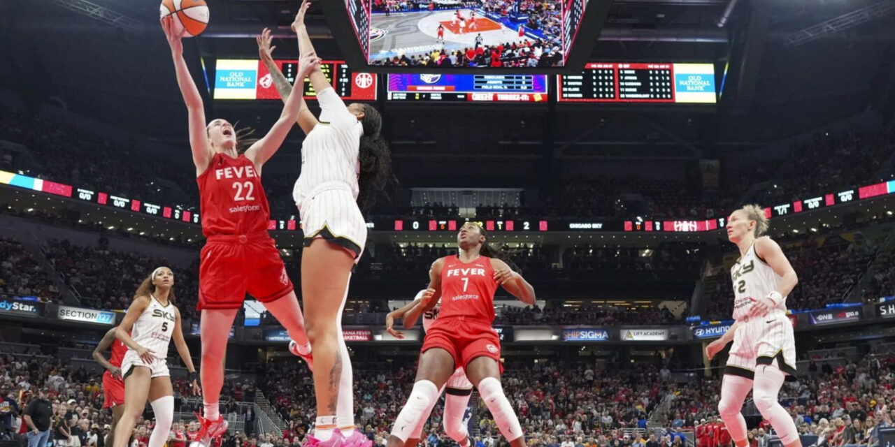 El triple-doble de Caitlin Clark lleva a Fever a la victoria sobre Sky por 93-58