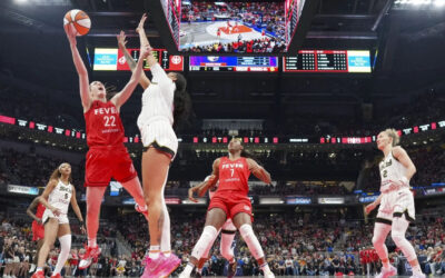 El triple-doble de Caitlin Clark lleva a Fever a la victoria sobre Sky por 93-58