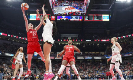 El triple-doble de Caitlin Clark lleva a Fever a la victoria sobre Sky por 93-58