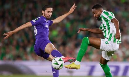 Betis se adelanta 2-1 a Fiorentina en su semifinal de Conference League