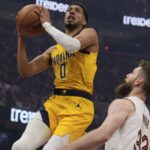 Haliburton lidera remontada y Pacers sorprenden 121-112 a Cavs en juego 1 de semifinales del Este