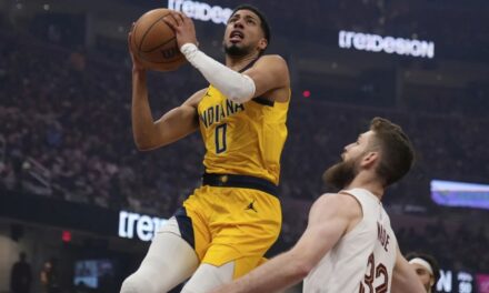 Haliburton lidera remontada y Pacers sorprenden 121-112 a Cavs en juego 1 de semifinales del Este