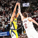 Triple de Haliburton da victoria a Pacers 120-119 sobre Cavs y ventaja 2-0 en serie