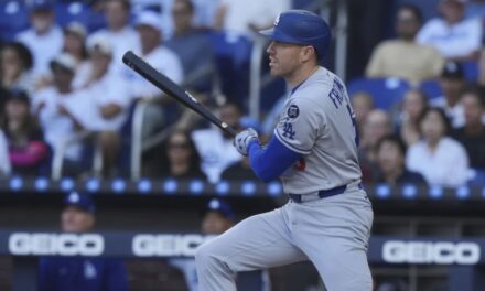 Triple de Freeman con bases llenas ayuda a Dodgers a vencer a Marlins por 10-1
