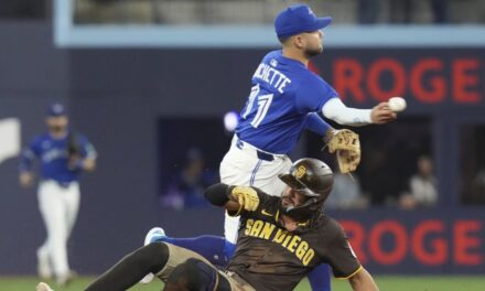 Lukes batea el hit de la victoria en 11ma y los Azulejos vencen 7-6 a Padres