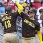 Cronenworth conecta jonrón decisivo y Padres vencen 5-3 a los Bravos