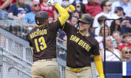 Cronenworth conecta jonrón decisivo y Padres vencen 5-3 a los Bravos