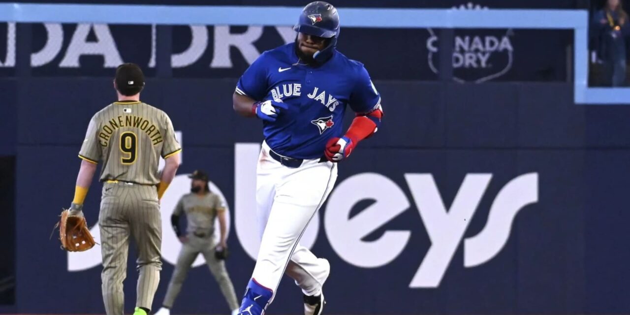 Santander y Guerrero Jr. aportan jonrones y Azulejos vencen 3-0 a Padres, que hilan 4to revés