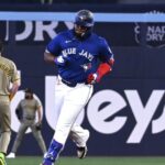 Santander y Guerrero Jr. aportan jonrones y Azulejos vencen 3-0 a Padres, que hilan 4to revés