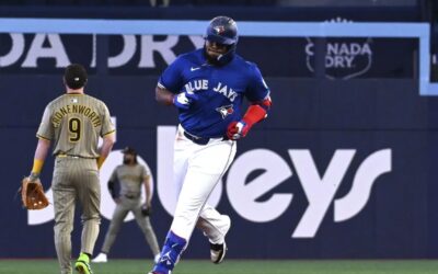 Santander y Guerrero Jr. aportan jonrones y Azulejos vencen 3-0 a Padres, que hilan 4to revés