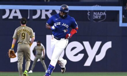 Santander y Guerrero Jr. aportan jonrones y Azulejos vencen 3-0 a Padres, que hilan 4to revés