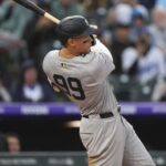 Aaron Judge ayuda a los Yankees a superar 5-4 a los Rockies pese a la lluvia y ganar 2-1 la serie