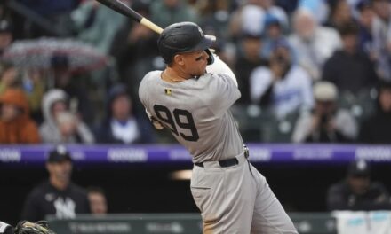 Aaron Judge ayuda a los Yankees a superar 5-4 a los Rockies pese a la lluvia y ganar 2-1 la serie