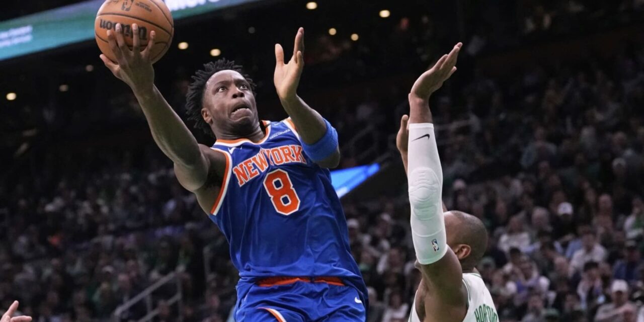 Knicks remontan 20 puntos y vencen 108-105 a Celtics en tiempo extra