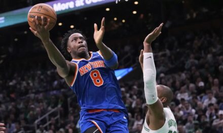 Knicks remontan 20 puntos y vencen 108-105 a Celtics en tiempo extra