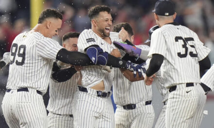 Yankees remontan ante los Padres 4-3 en 10 entradas después de romper el intento de no hit de Cease en la séptima.