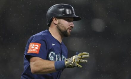 Raleigh conecta jonrón decisivo en victoria 4-1 de Marineros sobre Padres