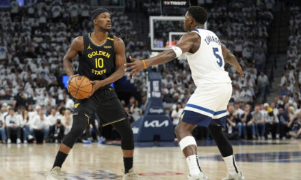 Warriors ganan 99-88 a Wolves en Juego 1 pese a salida de Curry por lesión en muslo
