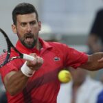 Djokovic toma descanso médico por ampolla en el pie antes de vencer a Moutet en Abeirto de Francia