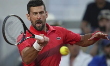 Djokovic toma descanso médico por ampolla en el pie antes de vencer a Moutet en Abeirto de Francia
