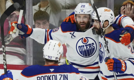 Leon Draisaitl vuelve a anotar en tiempo extra y los Oilers vencen a los Panthers en el Juego 4 para empatar la Final