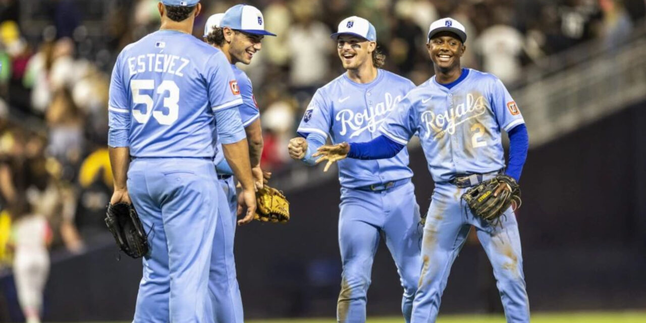 Pérez conecta sencillo clave para triunfo de Reales, 6-5 sobre Padres