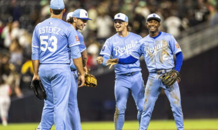 Pérez conecta sencillo clave para triunfo de Reales, 6-5 sobre Padres