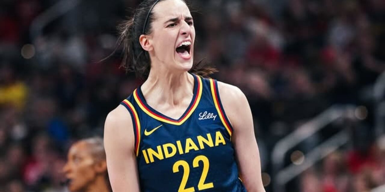 Clark regresa y anota 32 puntos para liderar a Indiana Fever ante New York Liberty.