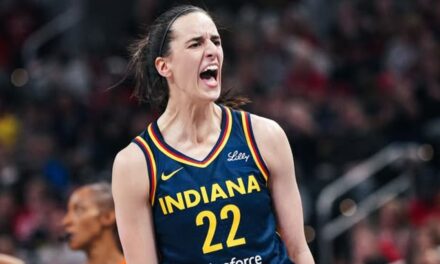 Clark regresa y anota 32 puntos para liderar a Indiana Fever ante New York Liberty.