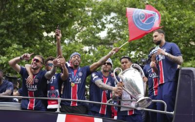 Presenta el PSG el trofeo de la Liga de Campeones a su afición en París tras la violencia nocturna