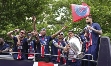 Presenta el PSG el trofeo de la Liga de Campeones a su afición en París tras la violencia nocturna
