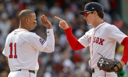 Bello y Devers lideran a Medias Rojas en victoria 2-0 sobre Yankees para barrer la serie