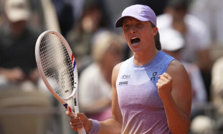 Swiatek gana por 26ma vez consecutiva en Roland Garros y enfrentará a Sabalenka en semis