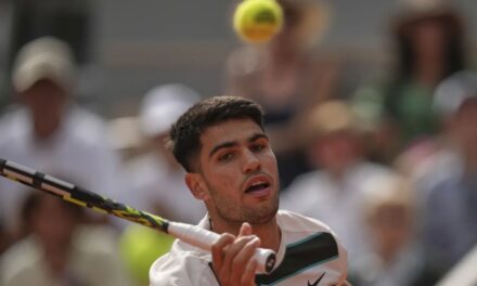 Alcaraz muestra deportividad y ceder un punto en victoria sobre Ben Shelton