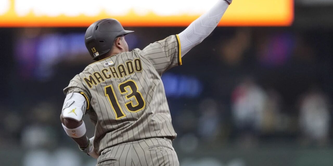 Jonrón de Manny Machado marca la diferencia y los Padres vencen 1-0 a los Cerveceros