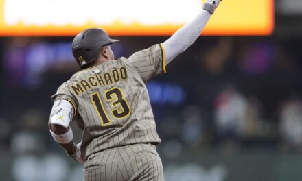 Jonrón de Manny Machado marca la diferencia y los Padres vencen 1-0 a los Cerveceros