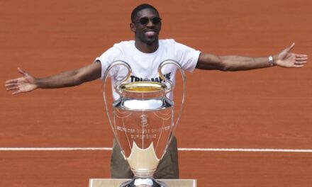 Dembélé del PSG levanta el trofeo de la Champions en Roland Garros