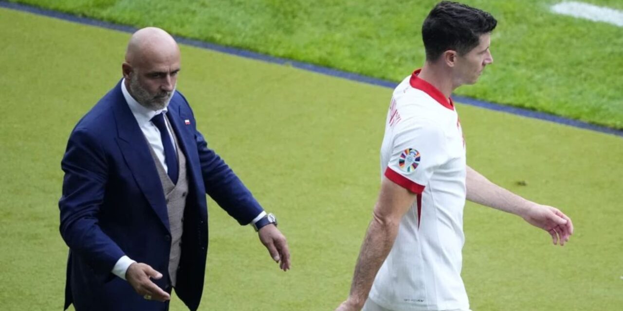 Entrenador de Polonia renuncia tras disputa con la estrella Robert Lewandowski