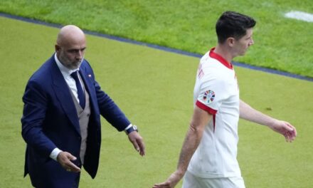 Entrenador de Polonia renuncia tras disputa con la estrella Robert Lewandowski