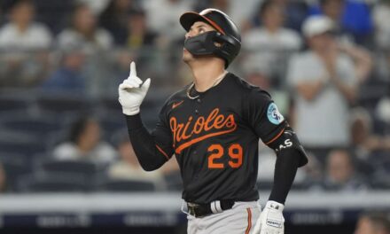 Urías conecta jonrón decisivo en la 8va para Orioles y arruina el regreso de Weaver con Yankees