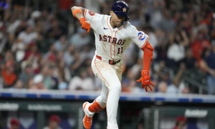 Cam Smith conecta un sencillo impulsor en la octava y Astros vencen 2-1 a Filis