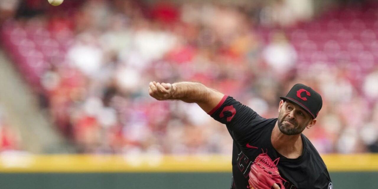 Martínez lleva juego sin hit hata el 9no por los Rojos, que doblegan 8-1 a los Padres